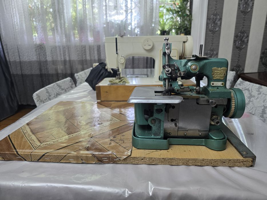 Продам срочно оверлог.
