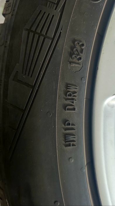 235 50 18 R XL Continental.