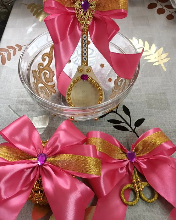 Наборы Қырқынан шығару, Сырға салу