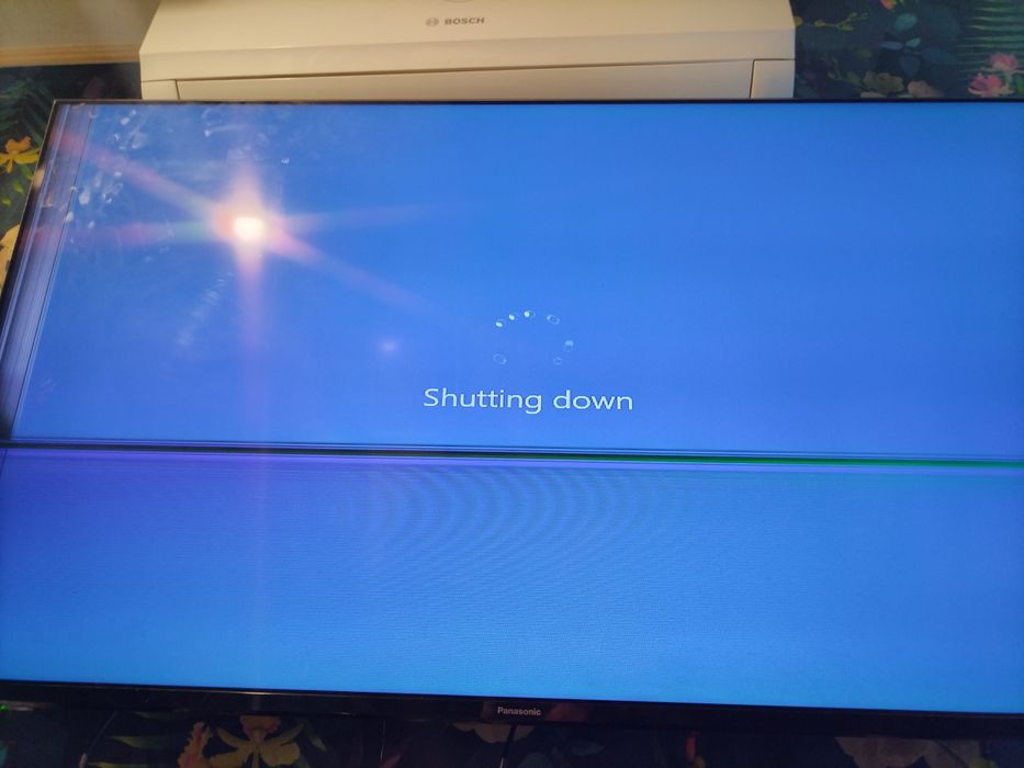 Vând un TV de 49 este displeiu spart funcțional cum se vede în poza