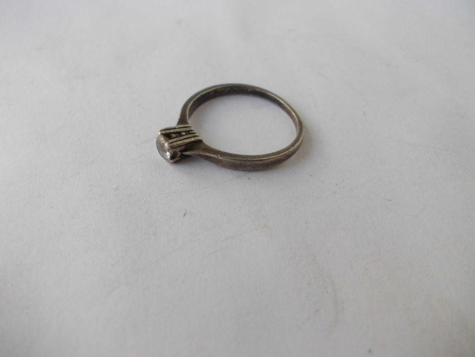 Inel vechi din argint cu piatra alba 2