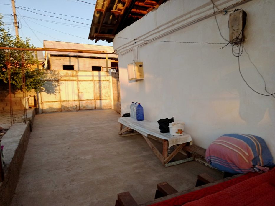 Uy sotiladi 8 sotix 3 xona