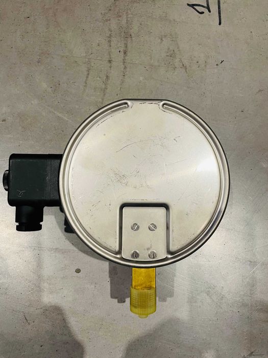 Manometru cu contacte Wika.