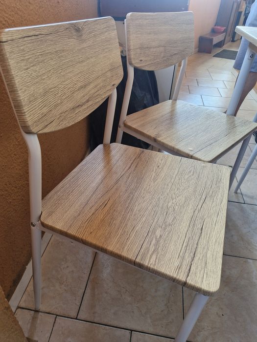 Masă de bucatarie cu 4 scaune cu spatar noi.