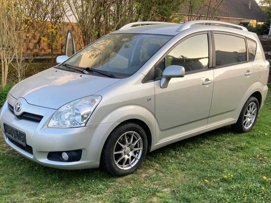 Toyota Corolla Verso 2.0d4d 116к.с. 2004г. се продава на части