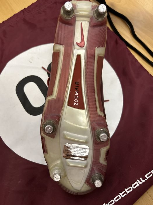 Ține-ți echilibrul pe stilul vechi ! Ghete fotbal nike zoom total 90 !