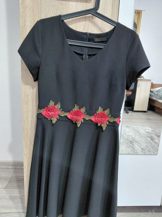 Rochie neagră cu flori