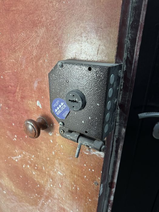 Продам входную дверь ! Срочно