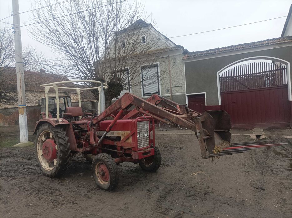 Vând tractor international 423