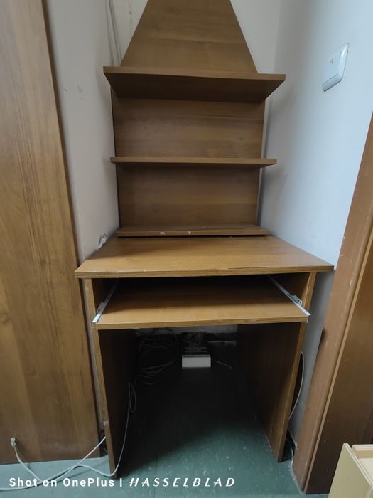 Шкаф с етажерка и допълнително ниво за клавиатура за компютър