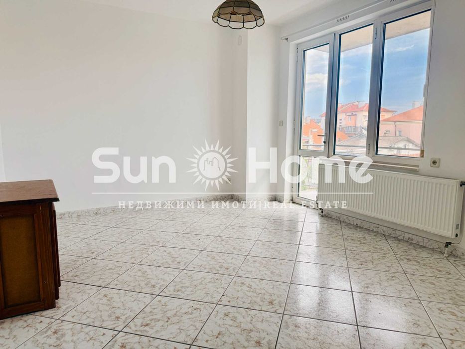 Етаж от къща разположен в самия център на град Свиленград.