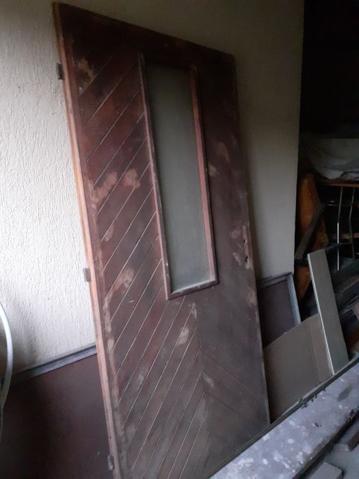 Дървени врати и прозорец