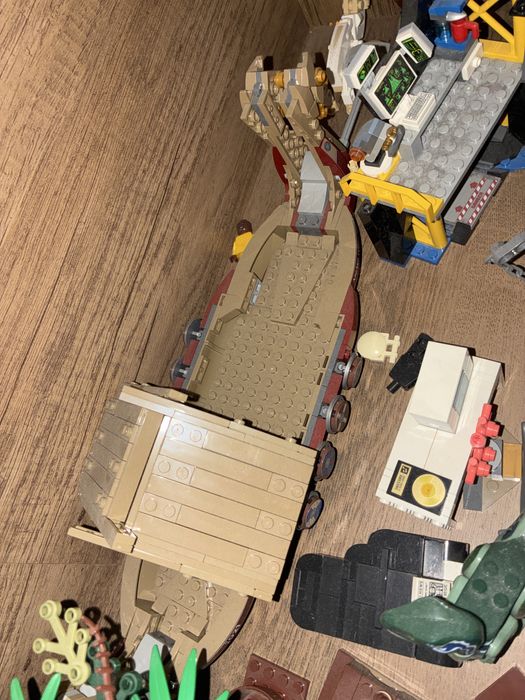 Vand figurine si seturi lego