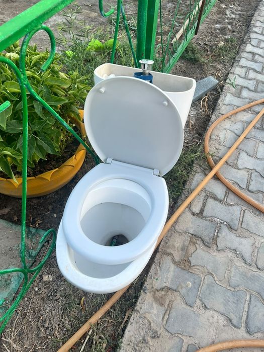 Продам унитаз ,в среднем состояние