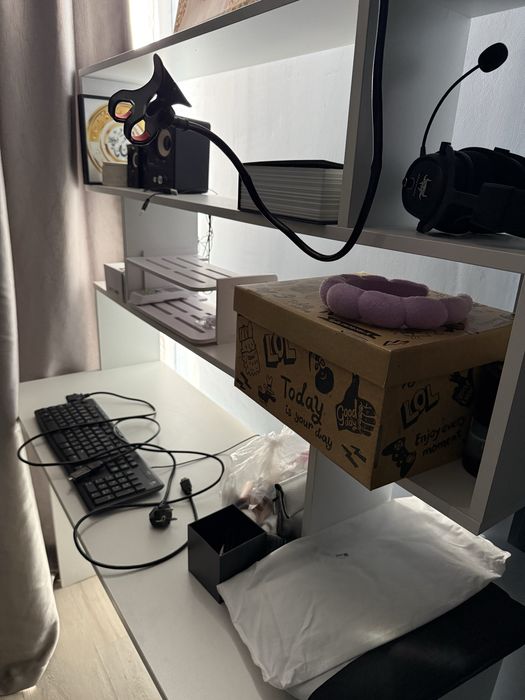 Продаю компьютерный стол с полками