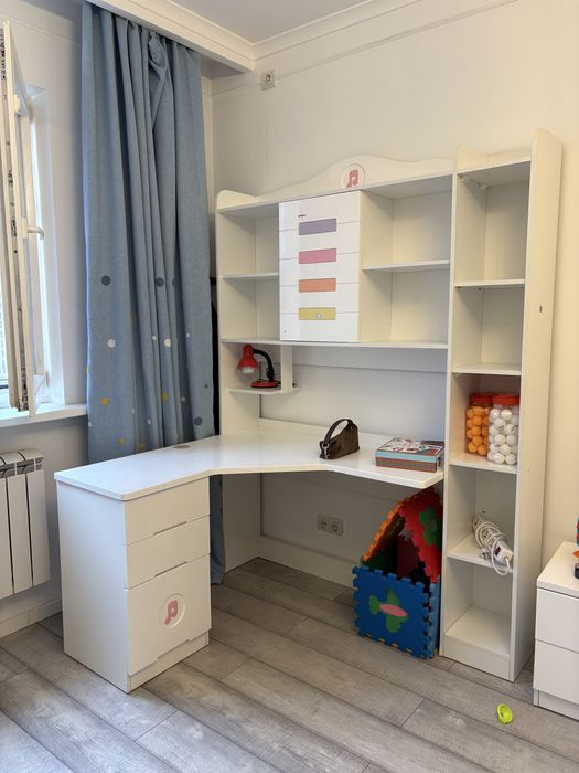 Угловой детский стол и шкаф