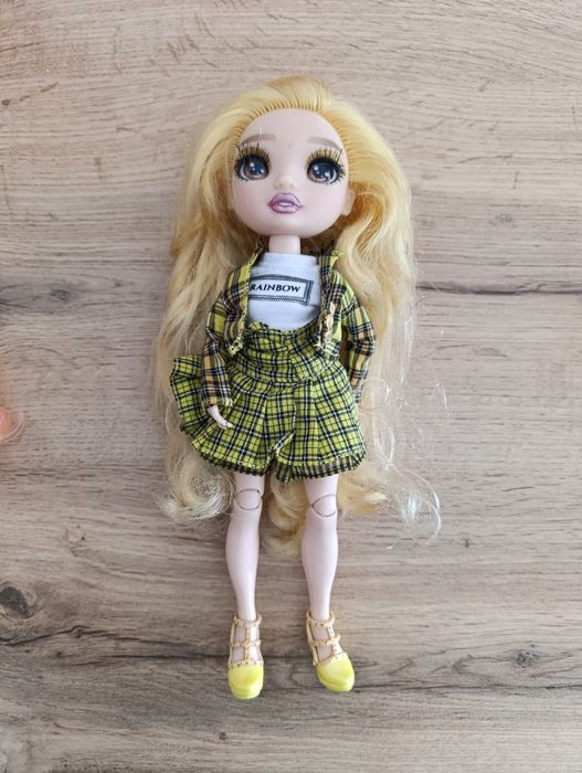Vând păpuși Rainbow High