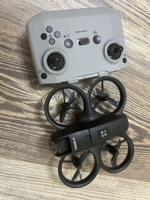 Дрон с джойстиком