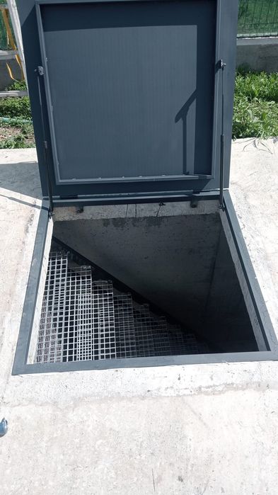 Executam scări si capace de beci.