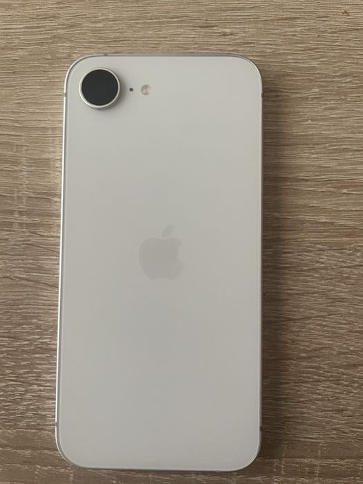 Продавам iphone 16 e