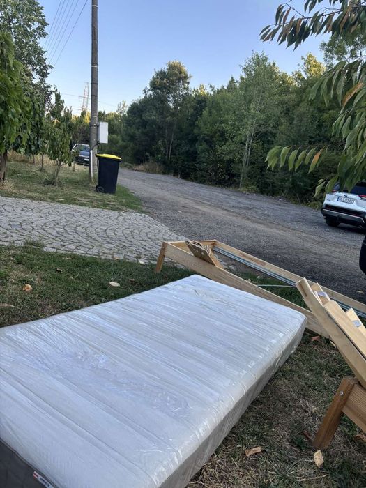 Две единични легла икеа с матрак и подматрачна рамка