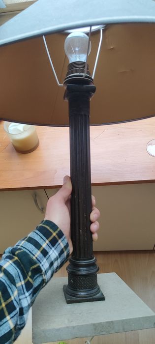 Ретро лампа с подставка от камък