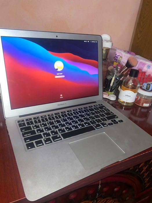 Макбук сотилади.