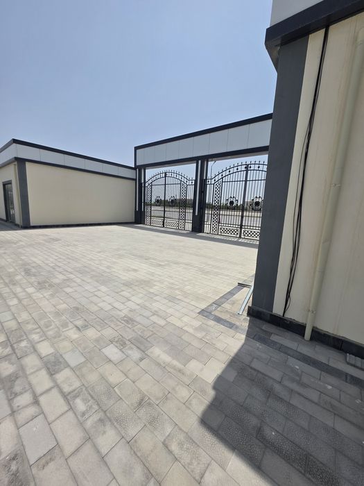 Urganch tuman dehqon bozorida 2 doʻkon sotiladi