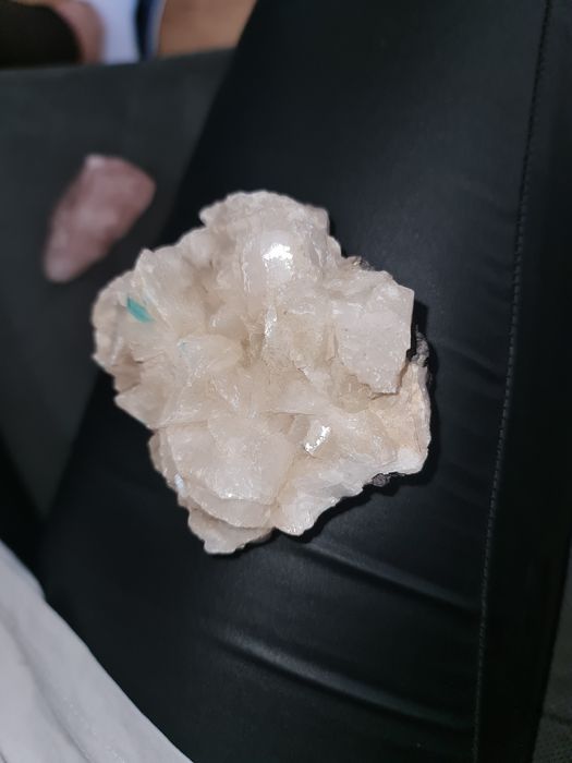 Скъпоценни и полускъпоценни камъчета.