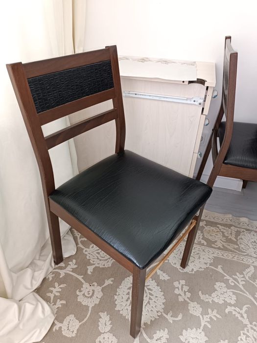 Деревянный стол со стульями