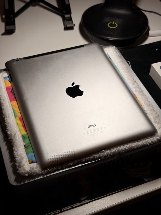 Apple iPad 4 Wi-Fi + Cellular iOS 6 (pentru colecție)