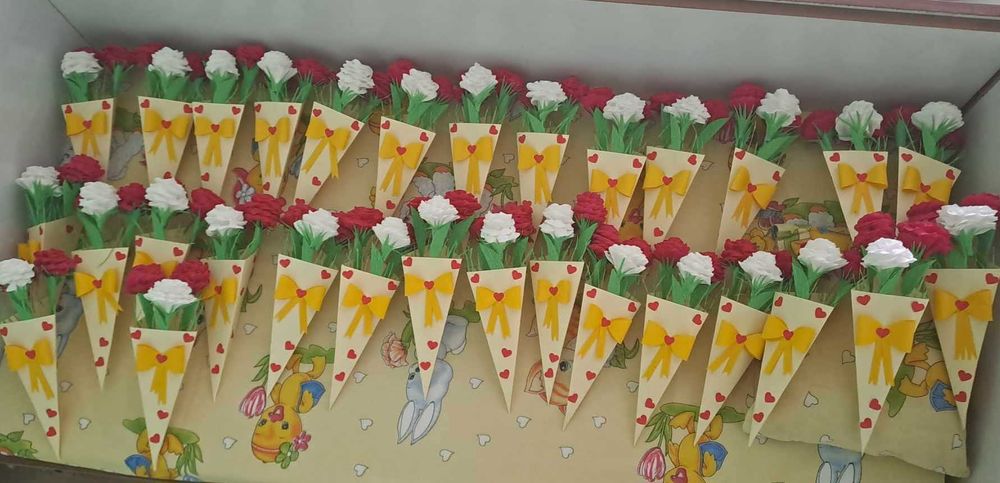 Букети, кошници и кашпи с цветя от креп и цветна хартия.