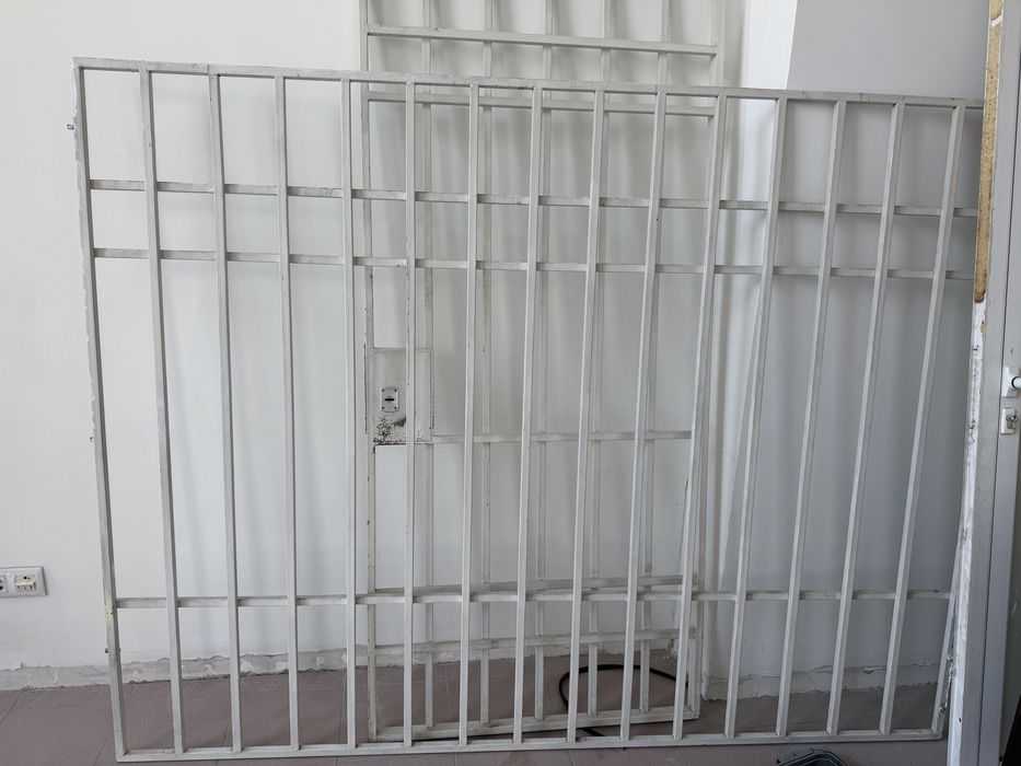 Изключително запазени решетки за прозорци.