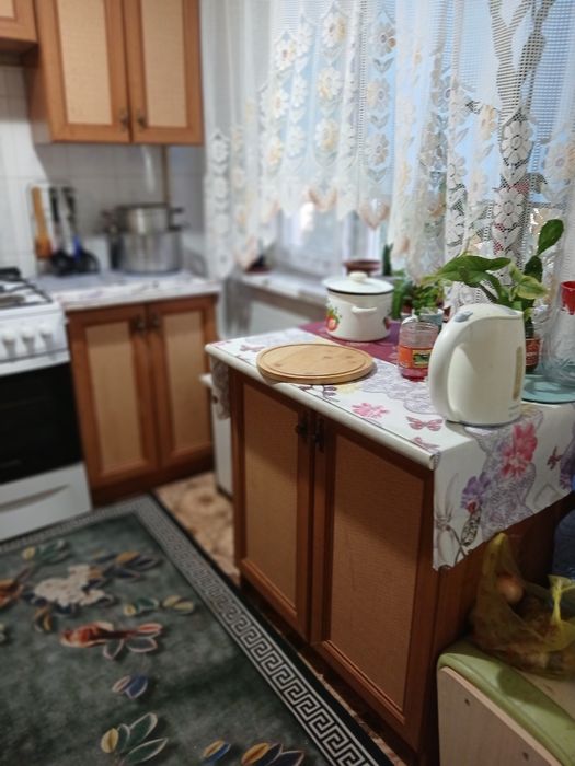 Сервант деревянный стеклянный
