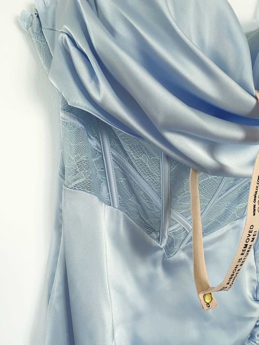 Rochie midi cu corset asimetric în albastru de la OhPolly (disponibil)