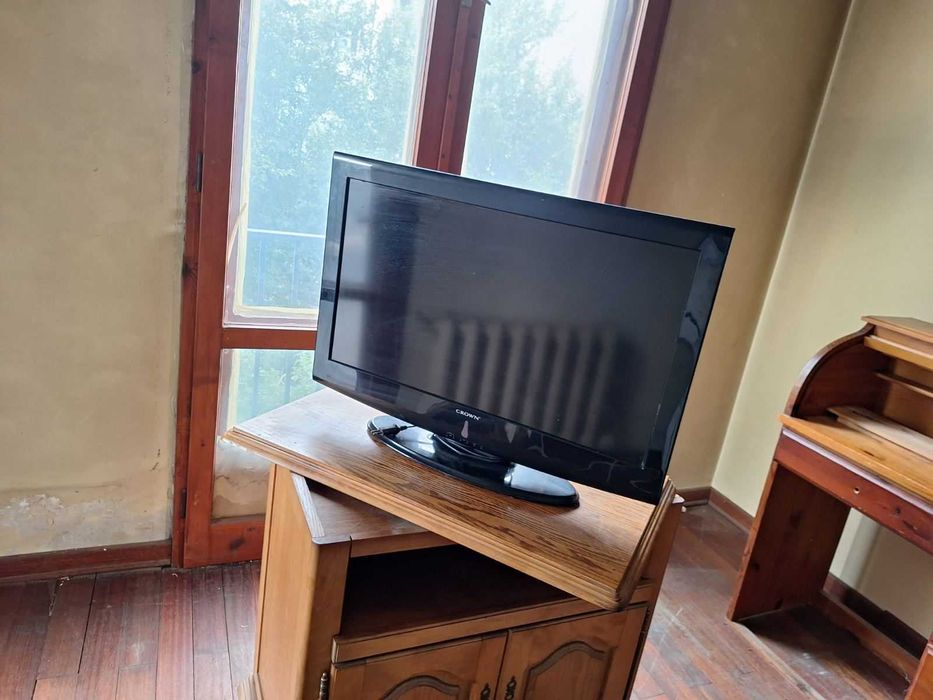 Дървен ТВ шкаф с вратички и отворен рафт