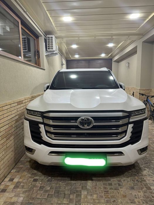 2023 yilda ishlab chiqarilgan Toyota Land Cruiser 300 full avtomobili