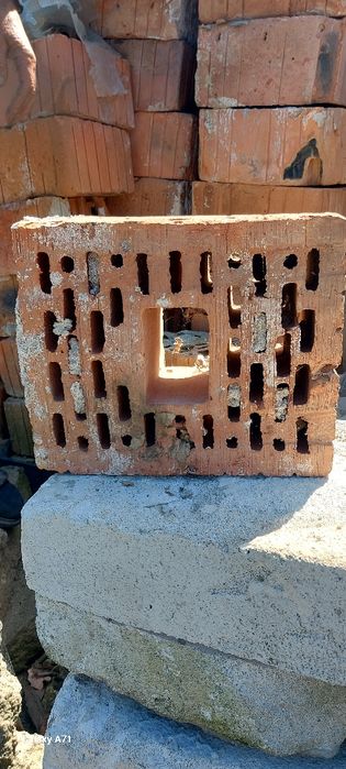 Vând cărămidă...