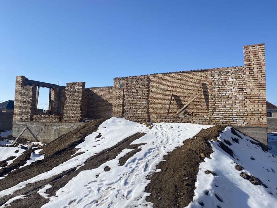 Продается не достроенный дом.