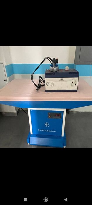 Промышленный гладильный стол с утюгом