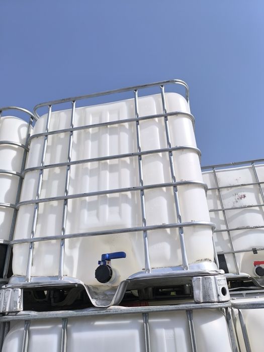 Бидони 1000 литра .Цистерни един тон на метален палет с решетка