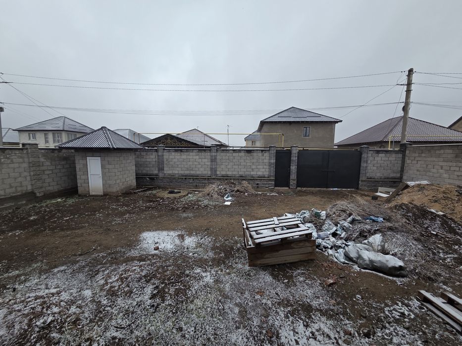 Продаётся дом из красного кирпича.