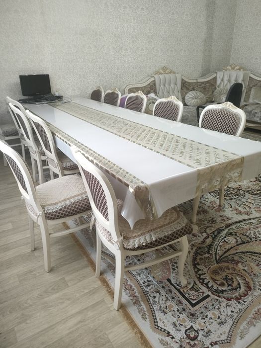 Стол со стульями в гостиную