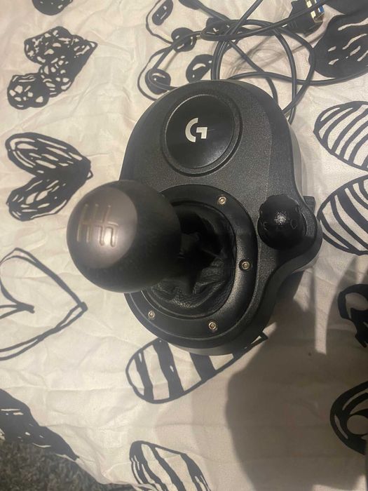 Logitech G29 cu schimbator și pedale – PS4/PS5/PC