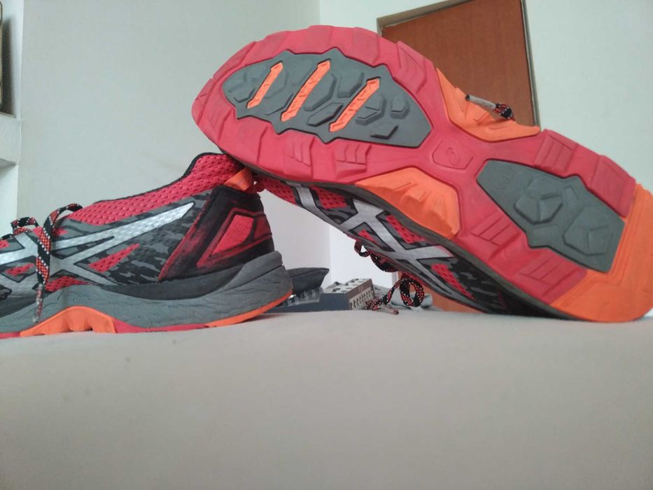 vand adidasi asics