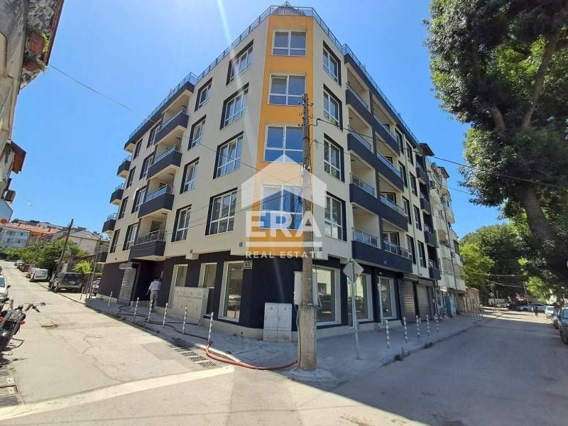 Тристаен апартамент за продажба, с голяма дневна и тераса, в новопостр