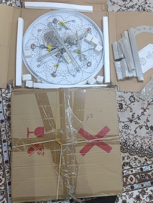 Продам две новые люстры