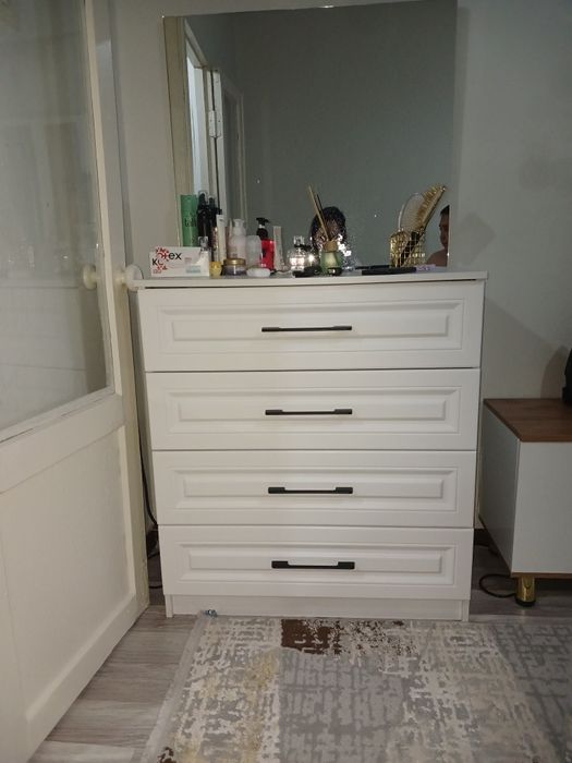 Продам Тумбочку с зеркалом