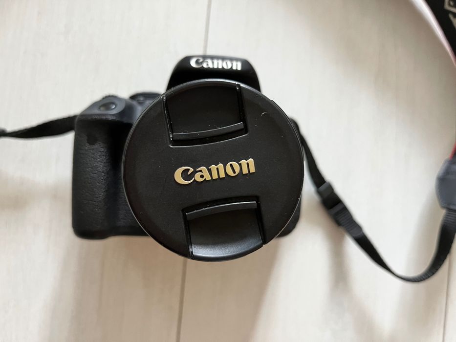 Фотоапарат Canon EOS 700 D