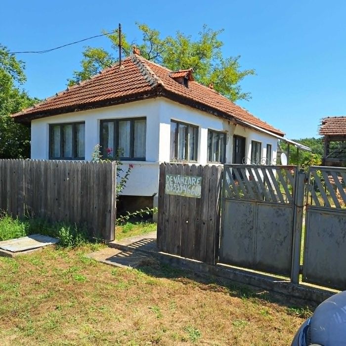 Casa veche 61 mp locuibila cu teren de 3534 mp